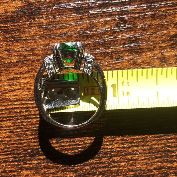 BOGO Costume jewelry ring with green rhinestone, size 8 - Picture 4 of 4